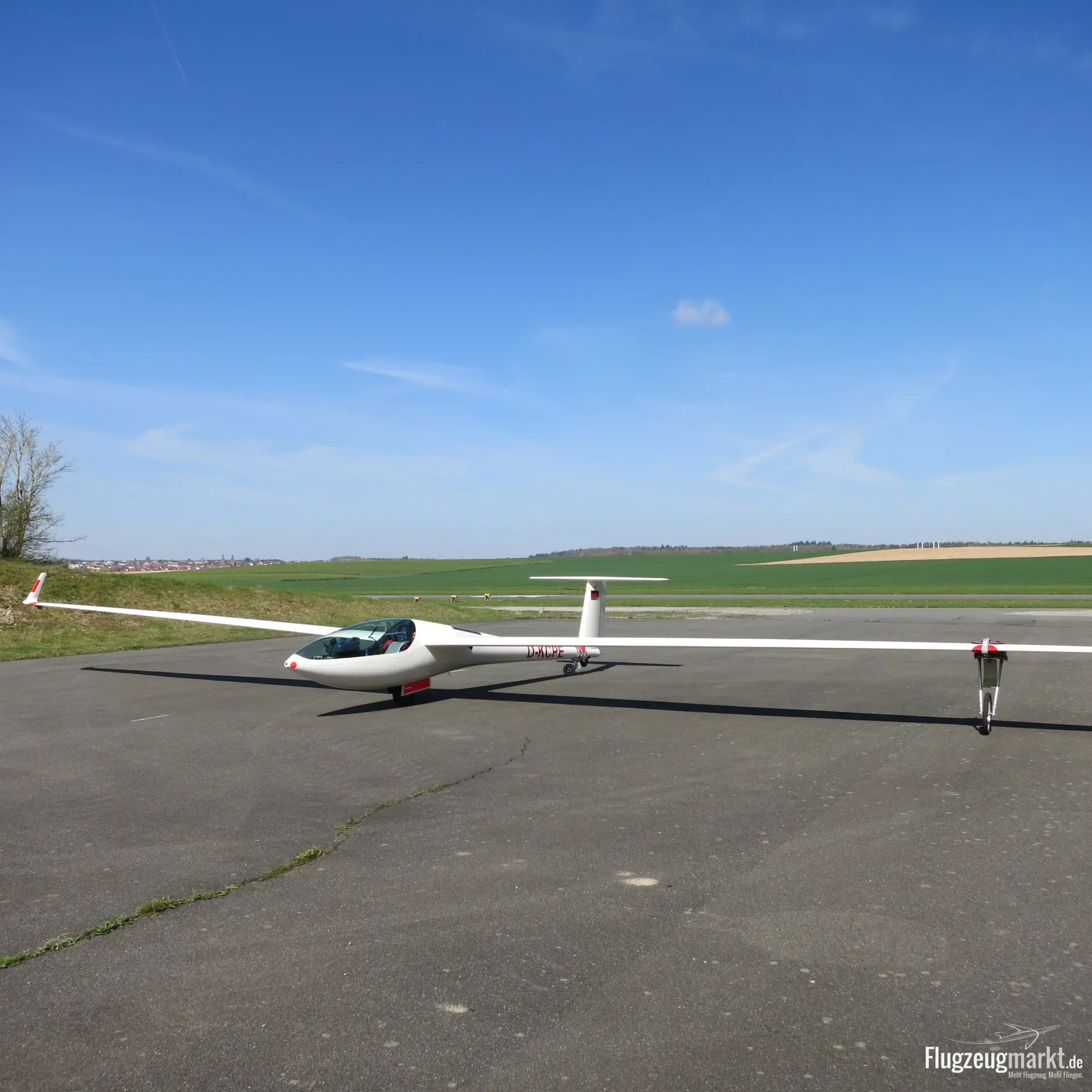 DG Flugzeugbau DG-800B (Motorsegler) - Bild 1