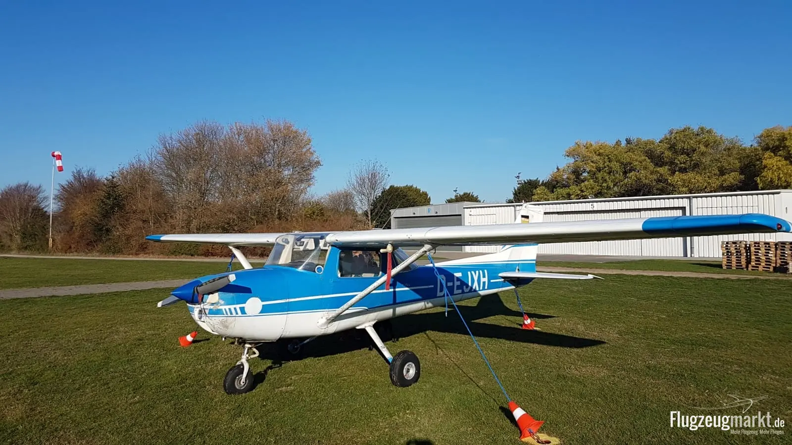 Cessna 150L (Motorflugzeug) - Bild 1
