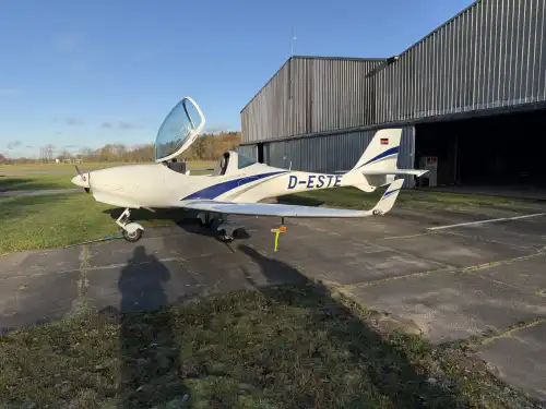 Motorflugzeug A210 des Herstellers Aquila