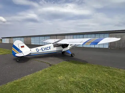 Motorflugzeug PA-18-95 des Herstellers Piper Aircraft
