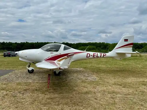 Motorflugzeug A210 des Herstellers AQUILA