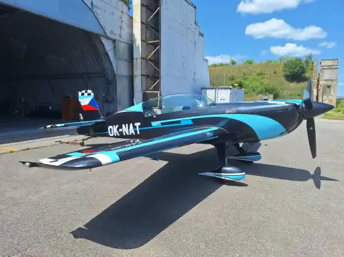 Motorflugzeug Extra 330LT des Herstellers Extra Aircraft