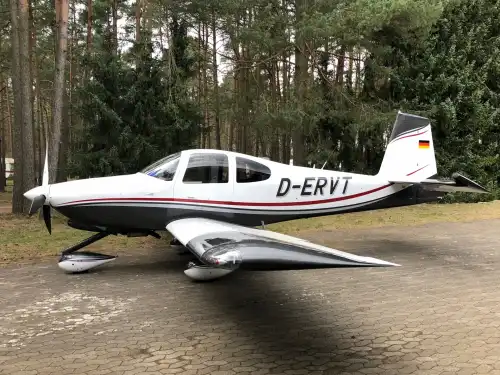 Motorflugzeug RV-10 des Herstellers Vans Aircraft