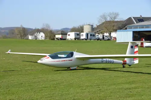 Segelflugzeug ASW 19 B des Herstellers Alexander Schleicher