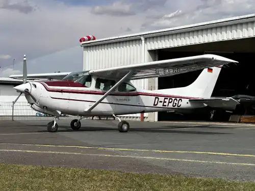 Motorflugzeug 182RG Skylane des Herstellers Cessna