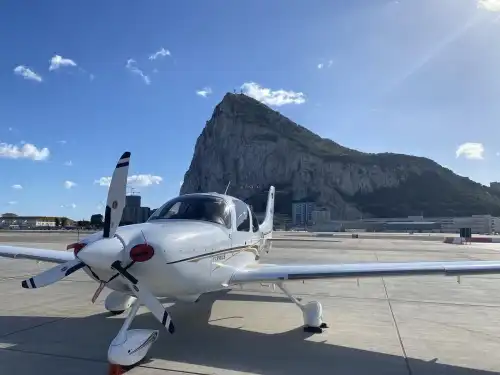 Motorflugzeug SR22 des Herstellers Cirrus