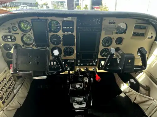 Cessna 210N Centurion II (Motorflugzeug) - Bild 10