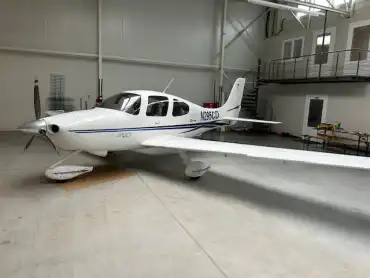 Motorflugzeug SR20 des Herstellers Cirrus
