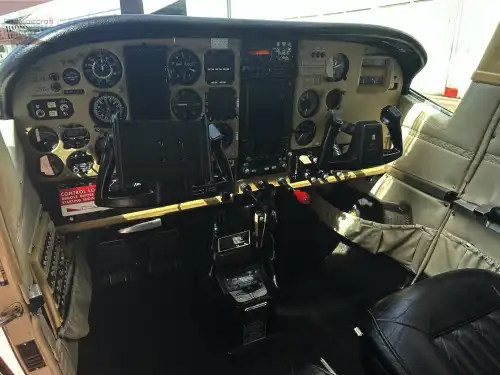 Cessna 210N Centurion II (Motorflugzeug) - Bild 11