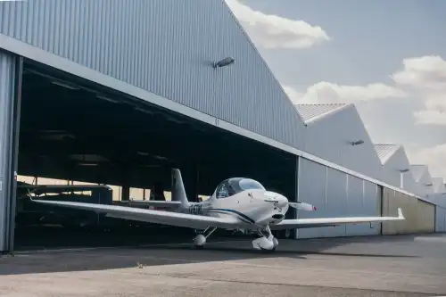 Motorflugzeug A210 des Herstellers AQUILA