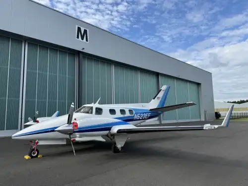 Beechcraft Model 60 Duke (Motorflugzeug) - Bild 2