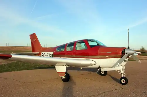 Motorflugzeug Bonanza F33A des Herstellers Beechcraft