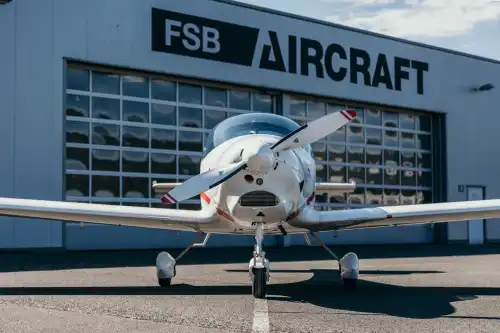 Motorflugzeug A210 des Herstellers AQUILA