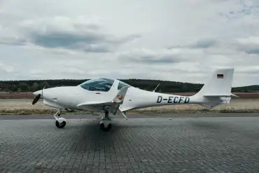 AQUILA A211 (Motorflugzeug) - Bild 3
