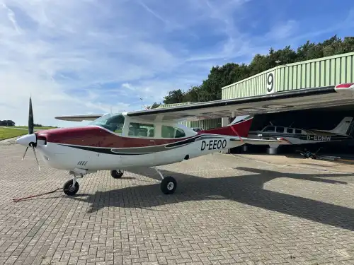 Cessna 210M Centurion (Motorflugzeug) - Bild 2