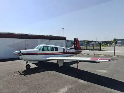 Motorflugzeug M20F des Herstellers Mooney