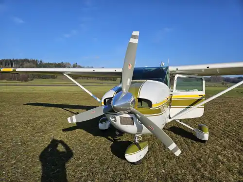 Motorflugzeug 182P des Herstellers Cessna